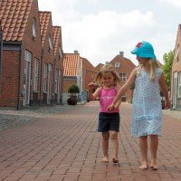 Twee kinderen in de straat